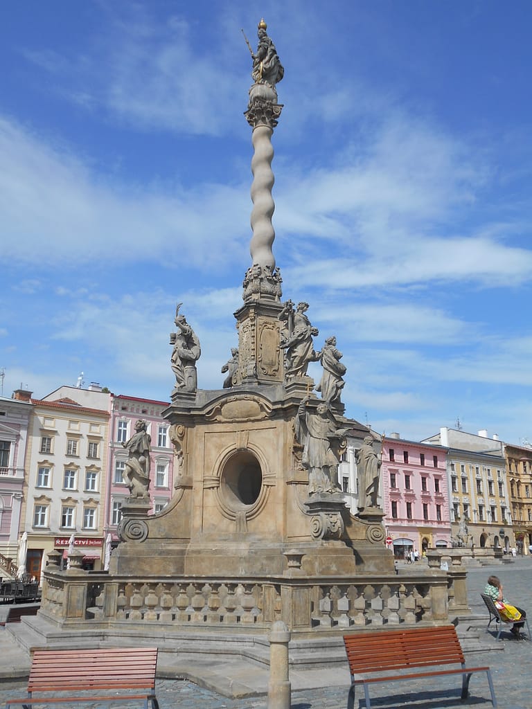 Escultura històrica a la plaça d’Olomouc, amb arquitectura barroca i ambient urbà al voltant