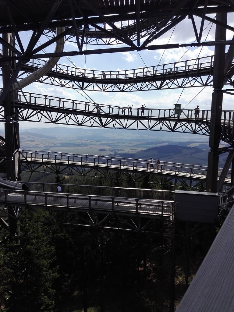 Passarel·les del Skywalk de la República Txeca vistes de prop, amb l’estructura metàl·lica i el bosc al voltant