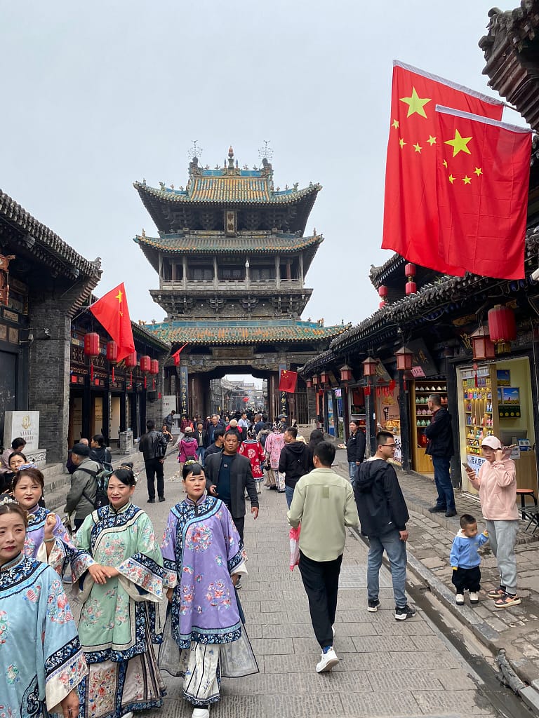 Vista de la torre central de Pingyao amb una parella xinesa vestida amb roba tradicional