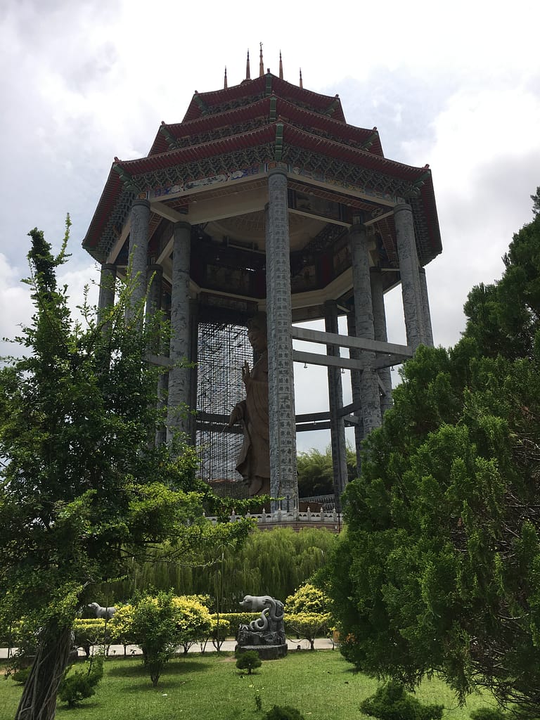Vista del temple Kek Lok Si amb la pagoda i la estàtua de Kuan Yin