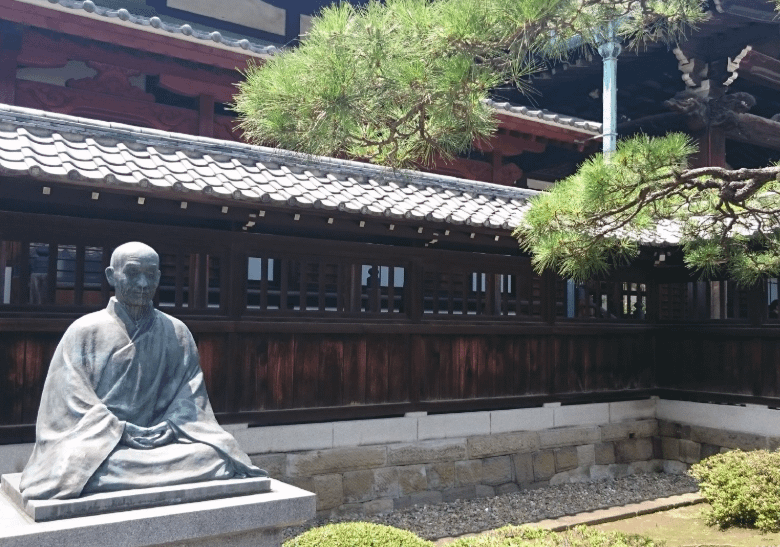 Estàtua d’un monjo al temple Sengakuji, relacionat amb la història dels 47 Rōnin.