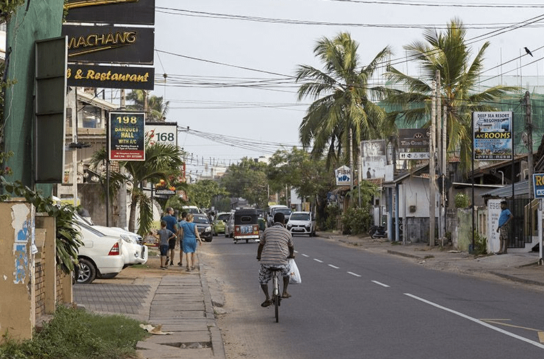 Carrer de Sri Lanka amb trànsit i vida local