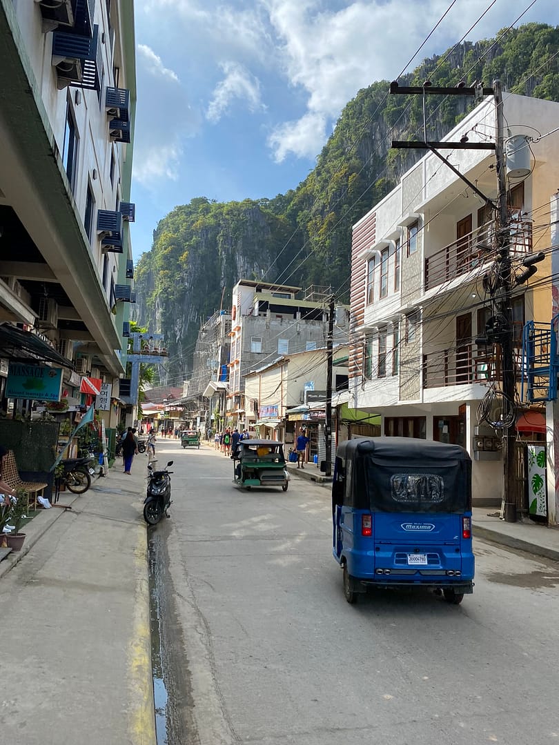 Tricicle circulant per un carrer d’El Nido, Filipines