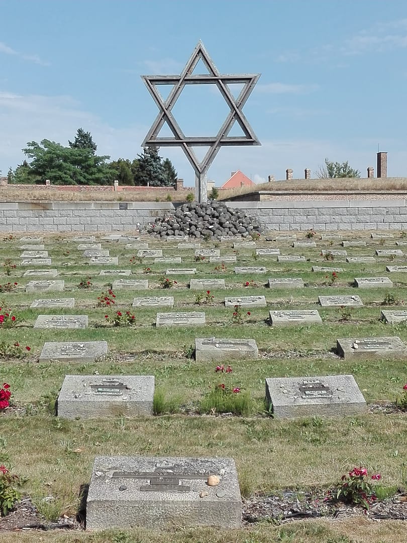Cementiri de Terezín amb files de tombes i memorials de les víctimes de l’Holocaust
