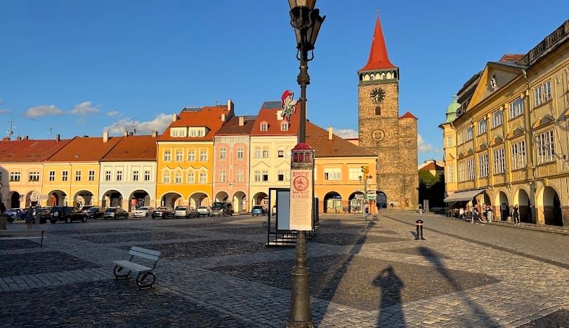 Església de Jičín vista des de l’exterior, amb la façana històrica i la plaça al voltant