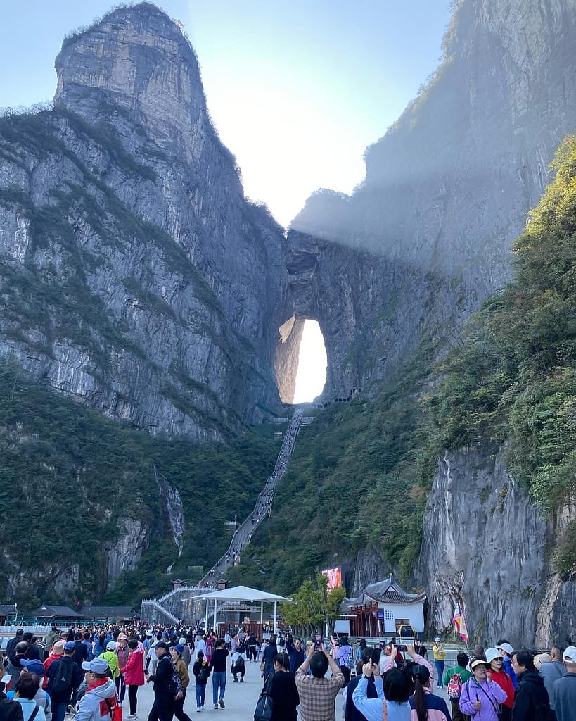 Vista frontal de les 999 escales que condueixen a la Cova Tianmen amb l’esvoranc natural al cim de la muntanya