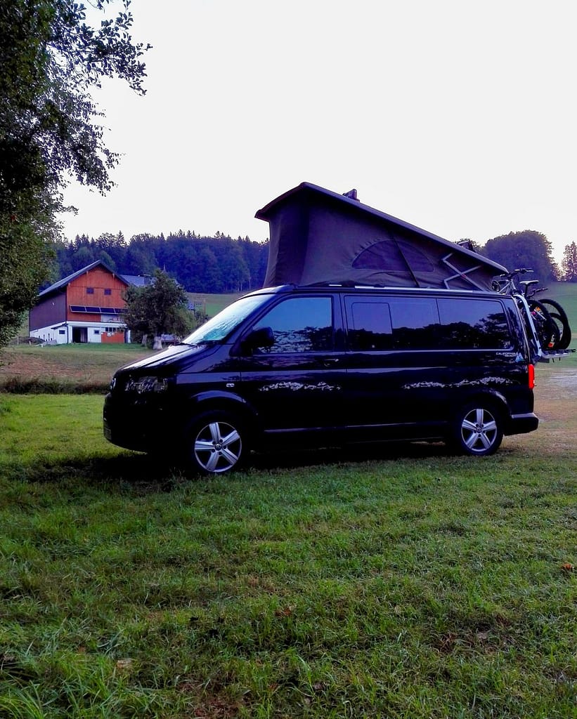 Furgoneta camper vista des del darrere, aparcada i preparada per dormir durant la ruta per Txèquia.