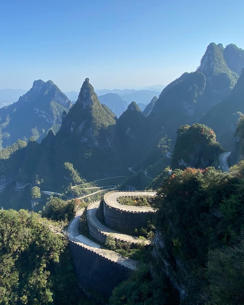 Vista aèria de la carretera de 99 corbes que puja a la muntanya Tianmen a Zhangjiajie, Xina