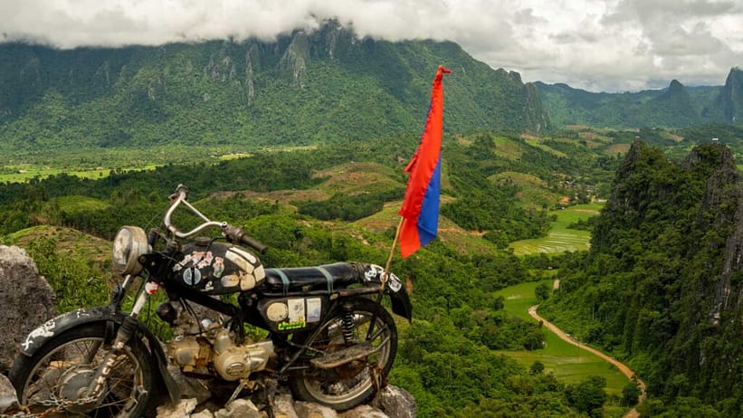 Moto al mirador Nam Xay amb vistes a les muntanyes de Vang Vieng, una de les activitats imprescindibles per descobrir què fer a Vang Vieng