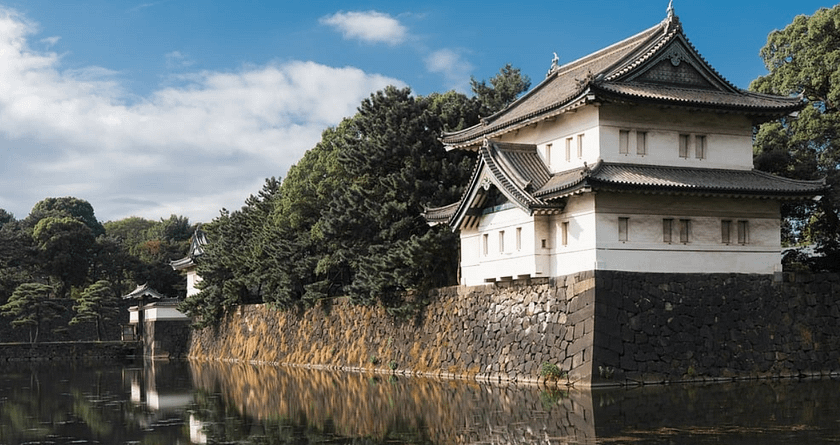 Muralles i fossat del Palau Imperial de Tòquio amb el pont Nijubashi.