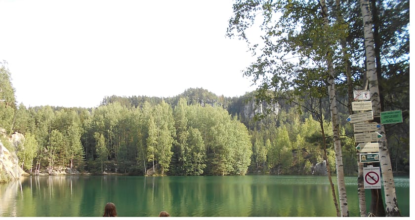 Llac de Teplice nad Metují envoltat de natura i boscos