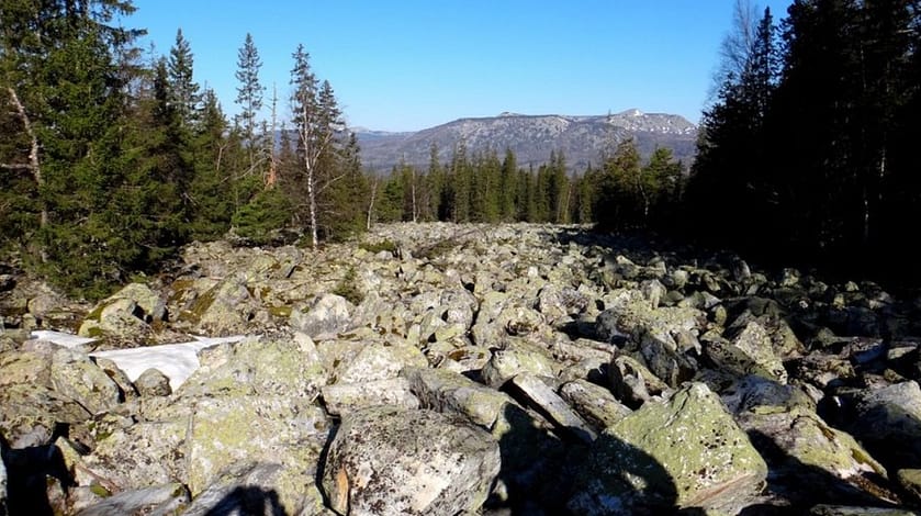 Boscos frondosos i formacions rocoses a Srní, al Parc Nacional Šumava