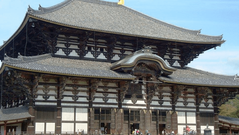 Façana del temple Tōdai‑ji de Nara amb visitants caminant pel pati central.