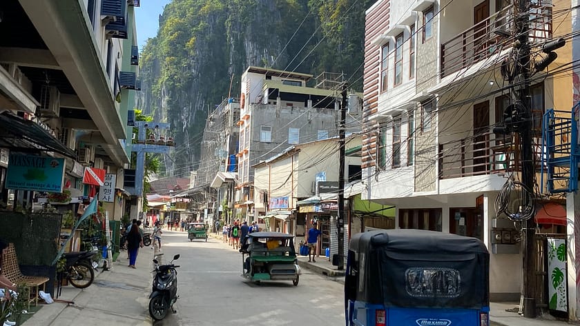 Tricicle circulant per un carrer d’El Nido, Filipines