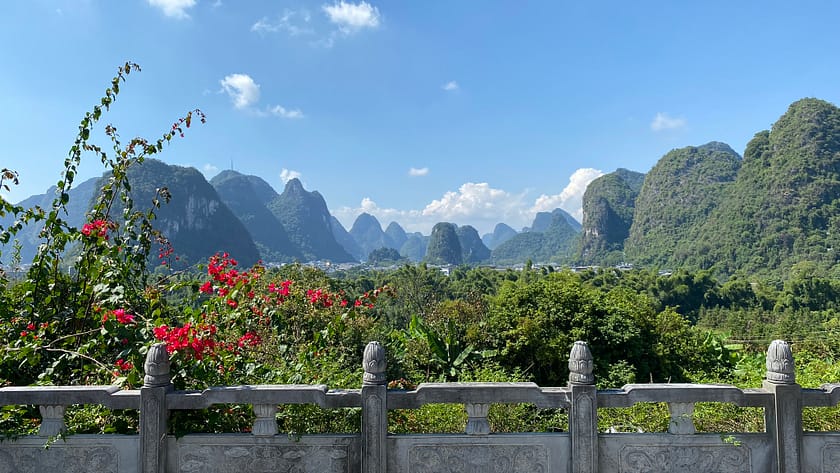 Vista panoràmica de la ciutat de Yangshuo amb el riu Li al primer pla i muntanyes kàrstiques al fons