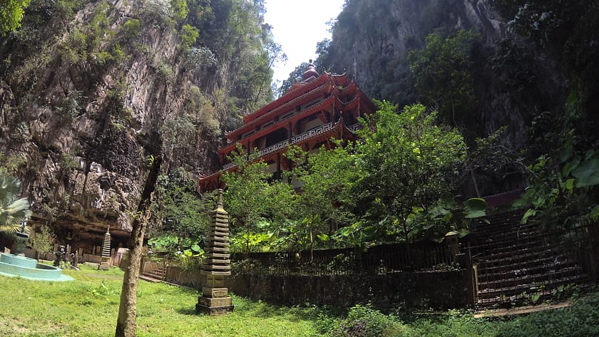 Temple Sam Poh Tong vermell entre roques calcàries a Ipoh, Malàisia – Què fer a Ipoh en un dia