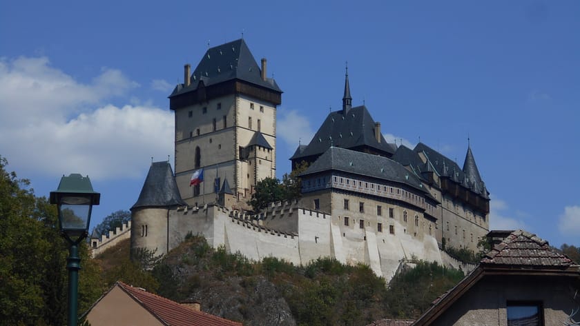 Castell de Karlštejn vist des del poble, amb les torres medievals sobre la muntanya