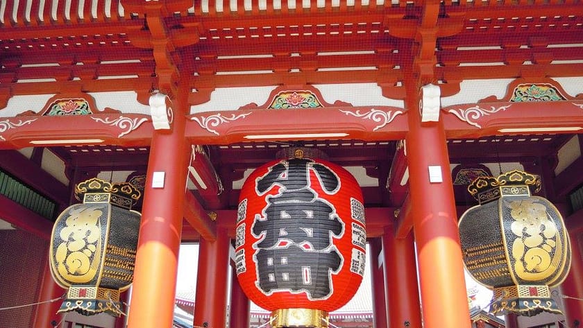 Porta Kaminarimon del temple Sensō‑ji a Asakusa amb el gran fanalet vermell tradicional.
