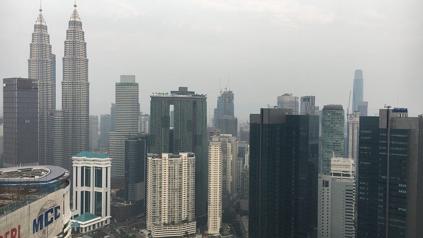 Vista panoràmica de les Torres Petronas amb l’skyline de Kuala Lumpur, ideal per una ruta de Kuala Lumpur en un dia