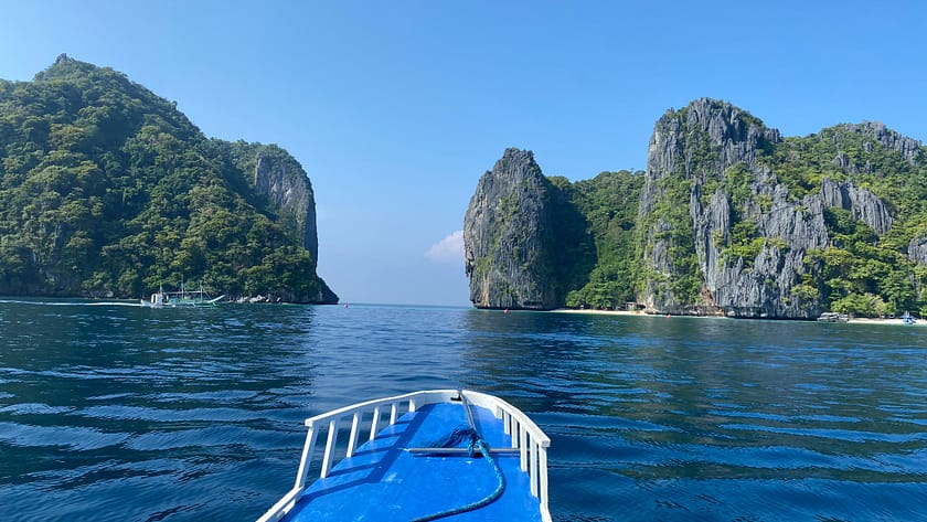 Vista panoràmica de Shimizu Island durant l’island hopping a El Nido, amb aigües turqueses i formacions rocoses espectaculars.