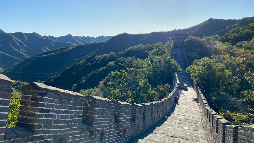 Vista panoràmica de la Gran Muralla Xina a Mutianyu amb vegetació verda, direcció est