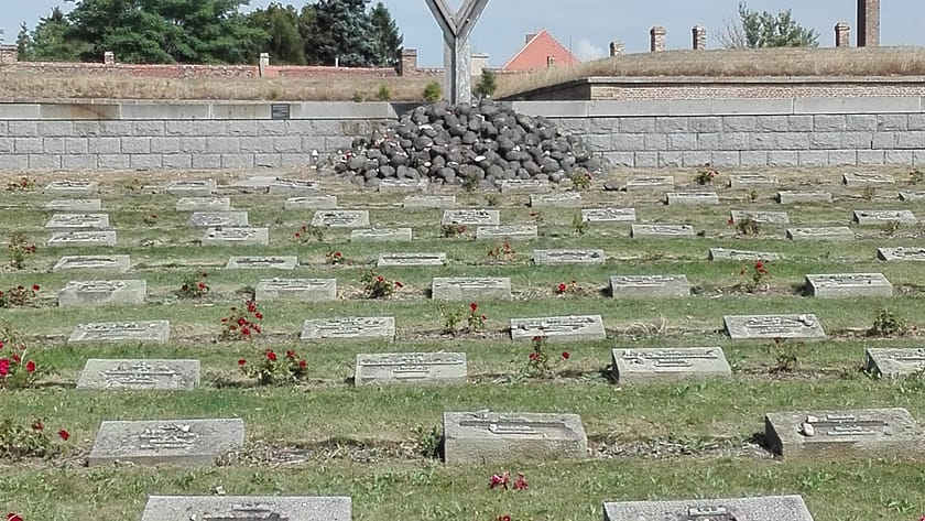Cementiri de Terezín amb files de tombes i memorials de les víctimes de l’Holocaust