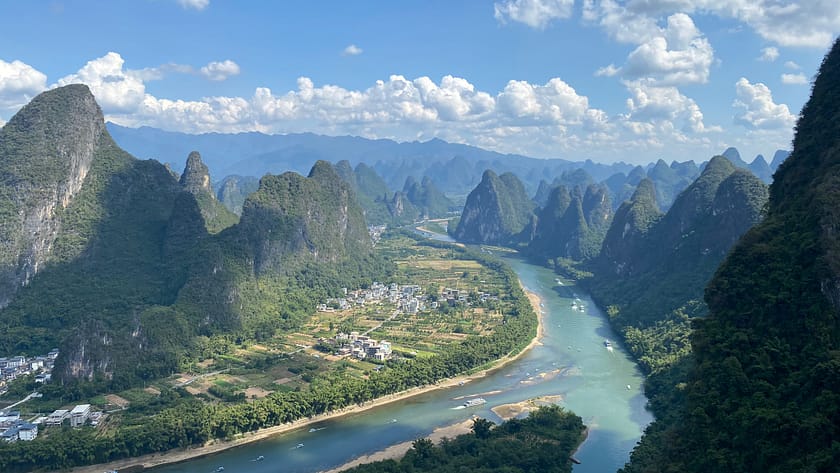 Paisatge del riu Li serpentejant entre muntanyes kàrstiques vist des del mirador de Xingping, Guangxi, Xina