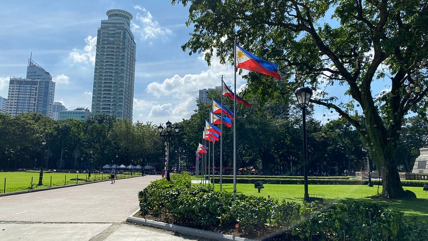 Banderes de Filipines onejant al Rizal Park davant del monument a José Rizal