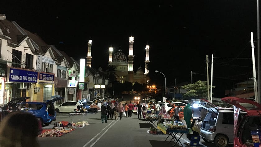 Mesquita de cristall de Kuala Terengganu brillant de nit amb reflexos sobre el riu