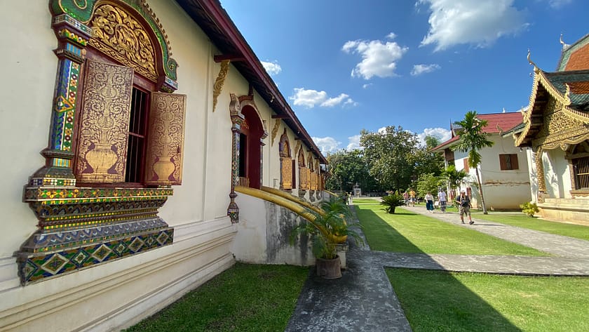 Exterior del Wat Lok Moli amb arquitectura Lanna i vegetació, temple històric de Chiang Mai