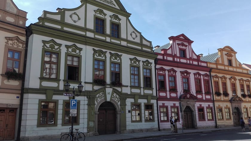 Façanes històriques de Hradec Králové amb edificis de colors al centre de la ciutat