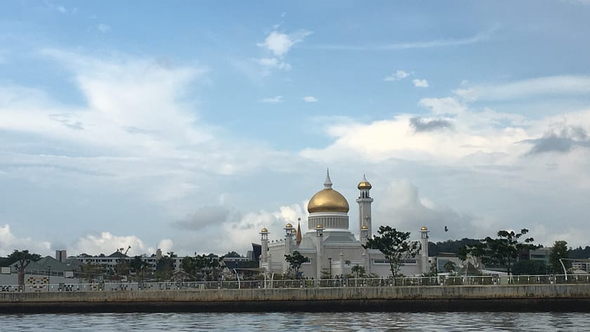 Vista diürna de la mesquita Sultan Omar Ali Saifuddien des del riu a Bandar Seri Begawan
