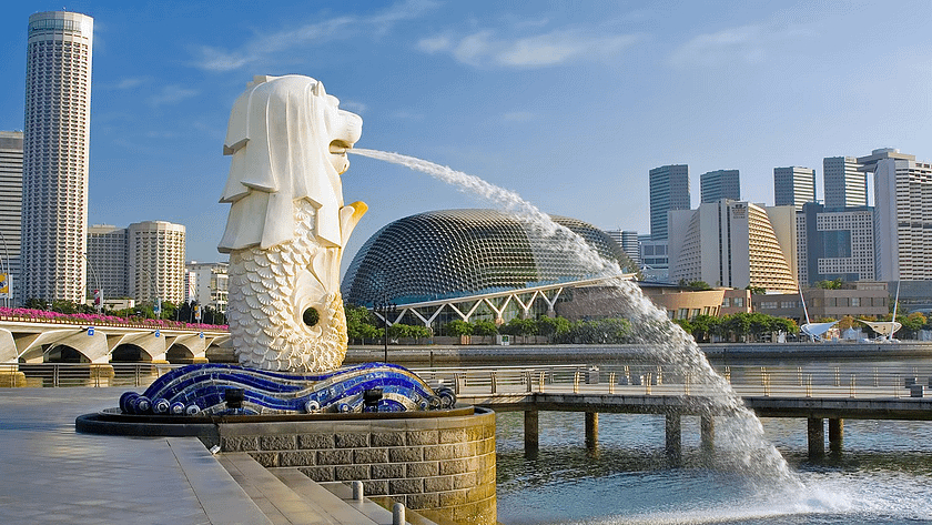 stàtua del Merlion escopint aigua a la badia de Singapur durant el viatge