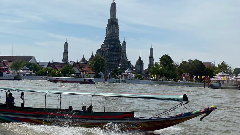 Arribada al Wat Arun des del riu Chao Phraya en un dia a Bangkok