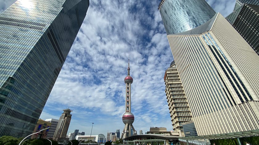 Vista de la Torre de Shanghai des de les passarel·les exteriors amb el cel urbà de fons