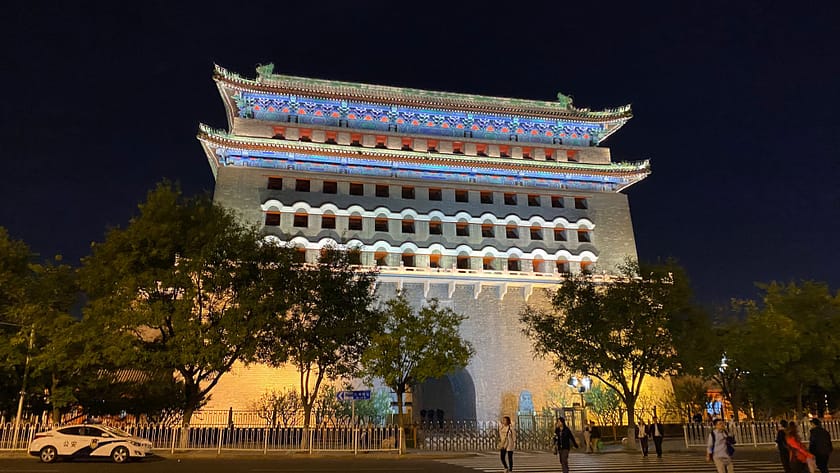Porta d’accés a la plaça Tiananmen il·luminada de nit amb arquitectura tradicional xinesa