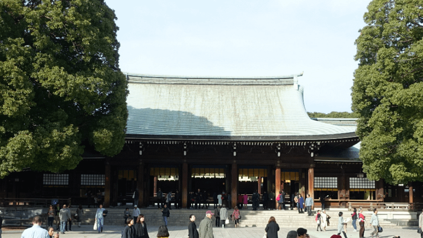 Santuari Meiji Jingu amb l’edifici principal i visitants fent ofrenes.