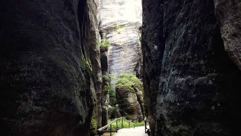 Camí entre formacions rocoses de Teplice nad Metují dins del paisatge natural de les Adršpach-Teplice Rocks