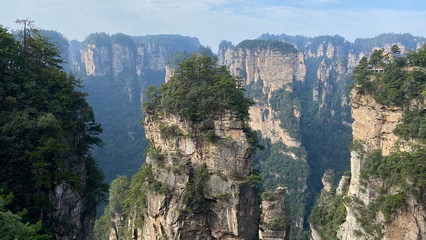Formacions rocoses verticals de Zhangjiajie que van inspirar les muntanyes flotants de la pel·lícula Avatar