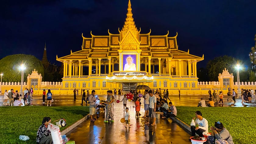 Palau Reial de Phnom Penh il·luminat de nit – Un dia a Phnom Penh