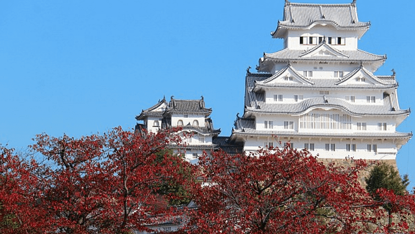 Castell de Himeji amb la seva façana blanca i arquitectura tradicional japonesa