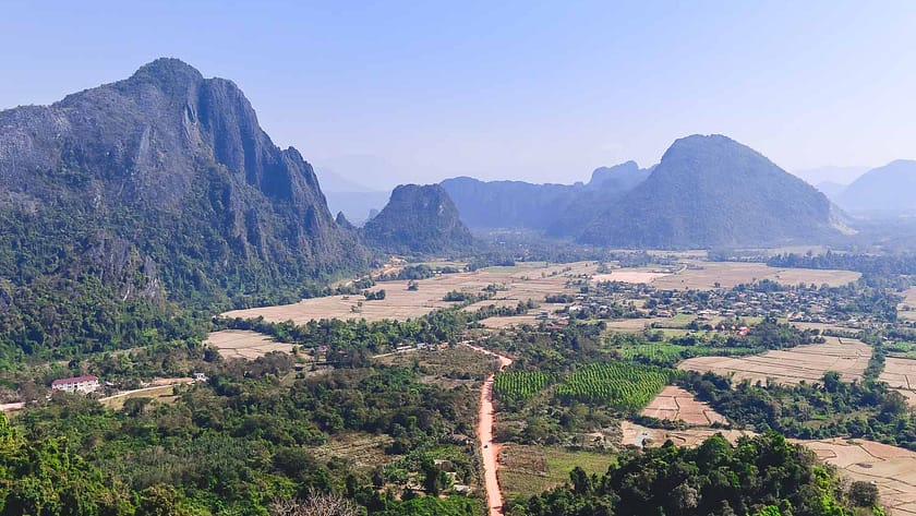 Vistes aèries de Vang Vieng amb el riu Nam Song i les muntanyes càrstiques, una de les millors experiències per descobrir què fer a Vang Vieng