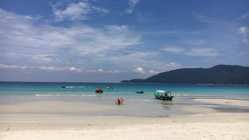 Vista de Long Beach a Perhentian Kecil amb sorra blanca, mar turquesa i bars a la vora