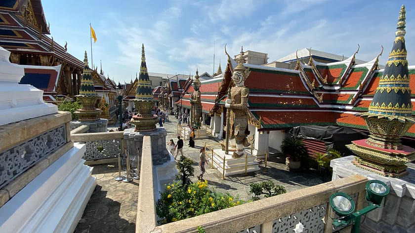 Entrada del Wat Phra Kaew amb dos guàrdies yaksha a Bangkok