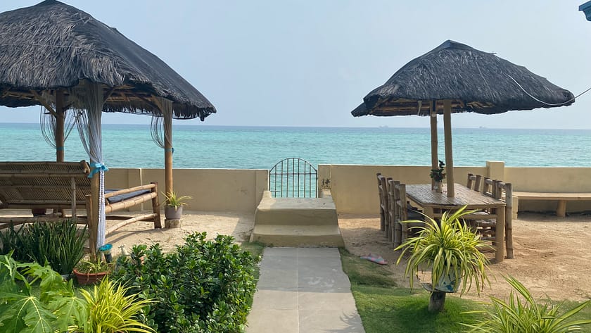 Vista del Sunrise Beach Resort amb el mar al fons, allotjament ideal per qui busca com anar a Bantayan