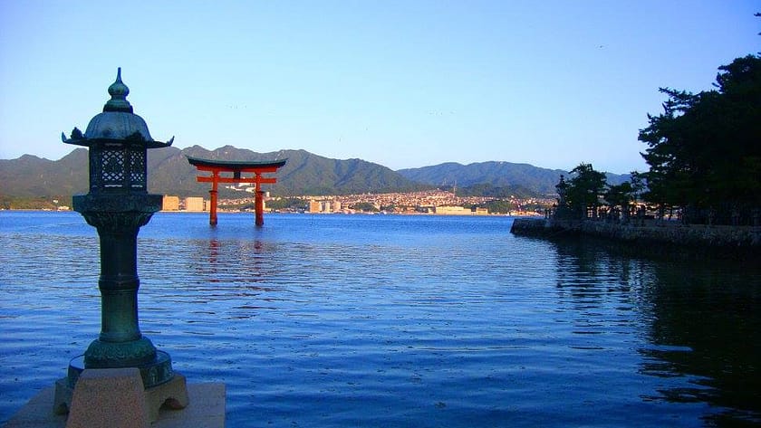 Gran torii vermell de Miyajima emergint del mar durant la marea alta
