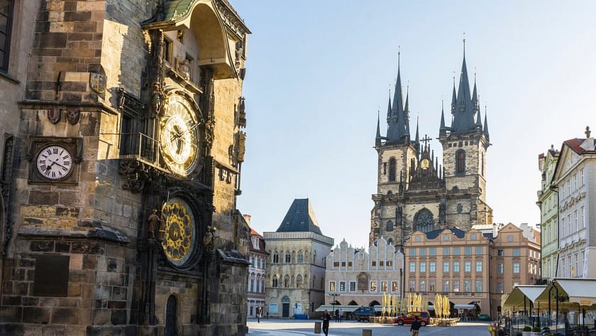 Rellotge astronòmic de Praga amb l’església de Tyn al fons a la Plaça de la Ciutat Vella
