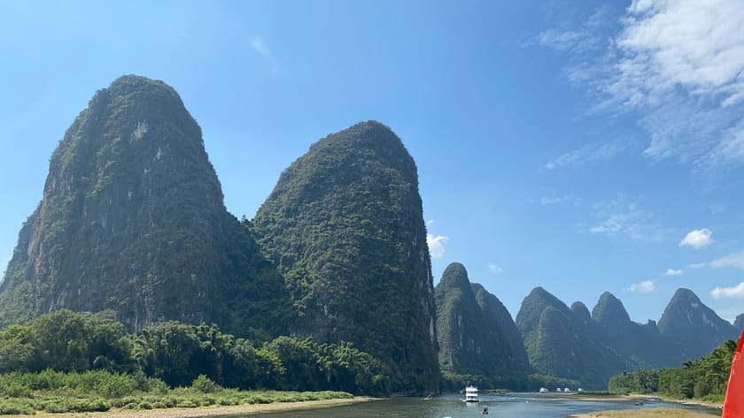 Muntanyes altes i escarpades al riu Li, com les del bitllet de 20 yuan