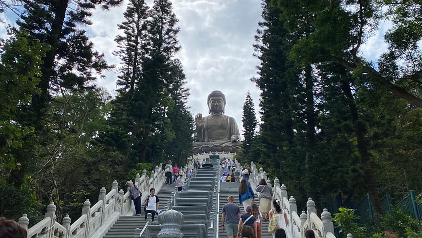 Gran Buda de Lantau vist des de la base de les escales a Ngong Ping 360