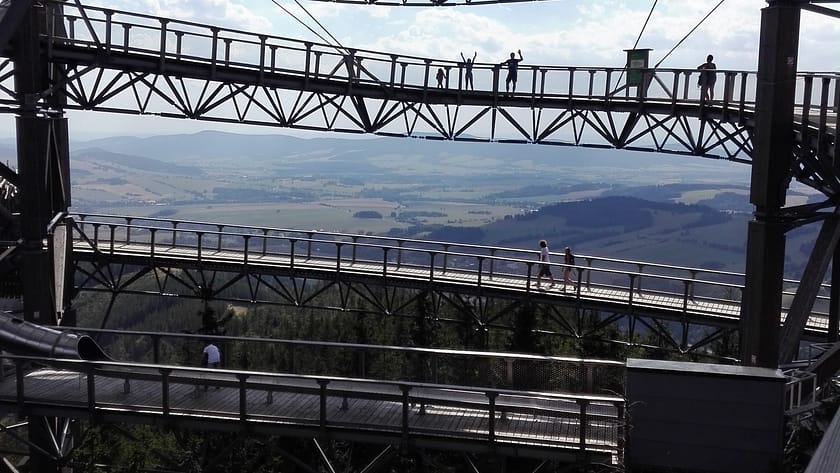 Passarel·les del Skywalk de la República Txeca vistes de prop, amb l’estructura metàl·lica i el bosc al voltant